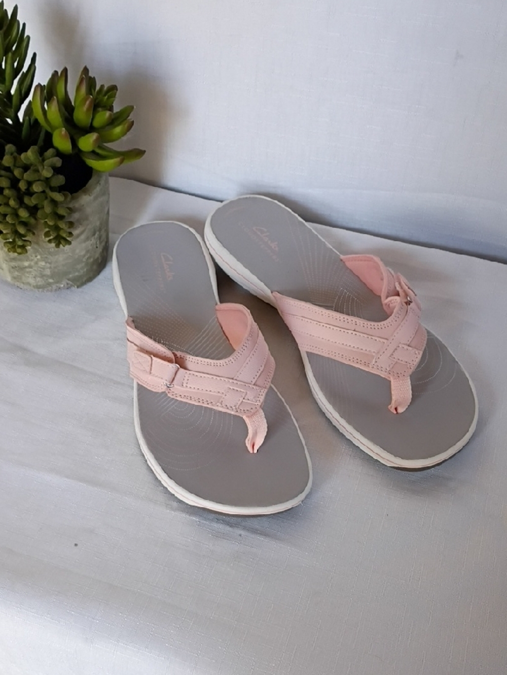 Clarks Women's Light Pink Toe-Post Sandals Size 11